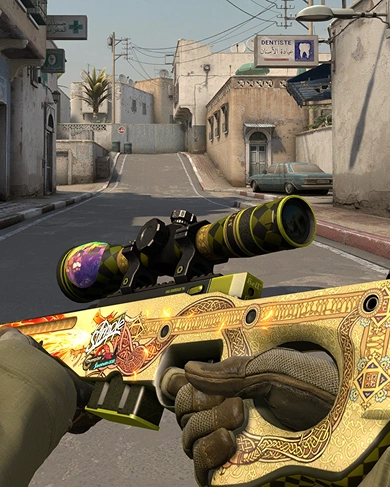 Widok z perspektywy pierwszej osoby przedstawiający postać trzymającą karabin snajperski z lunetą na pustej miejskiej ulicy w realistycznym środowisku gry.