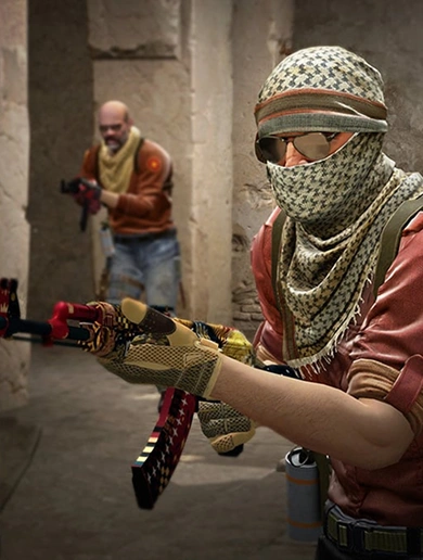 Uzbrojeni żołnierze w akcji w zwarciu, z zakrytymi twarzami i z karabinami w rękach, w wąskiej uliczce.